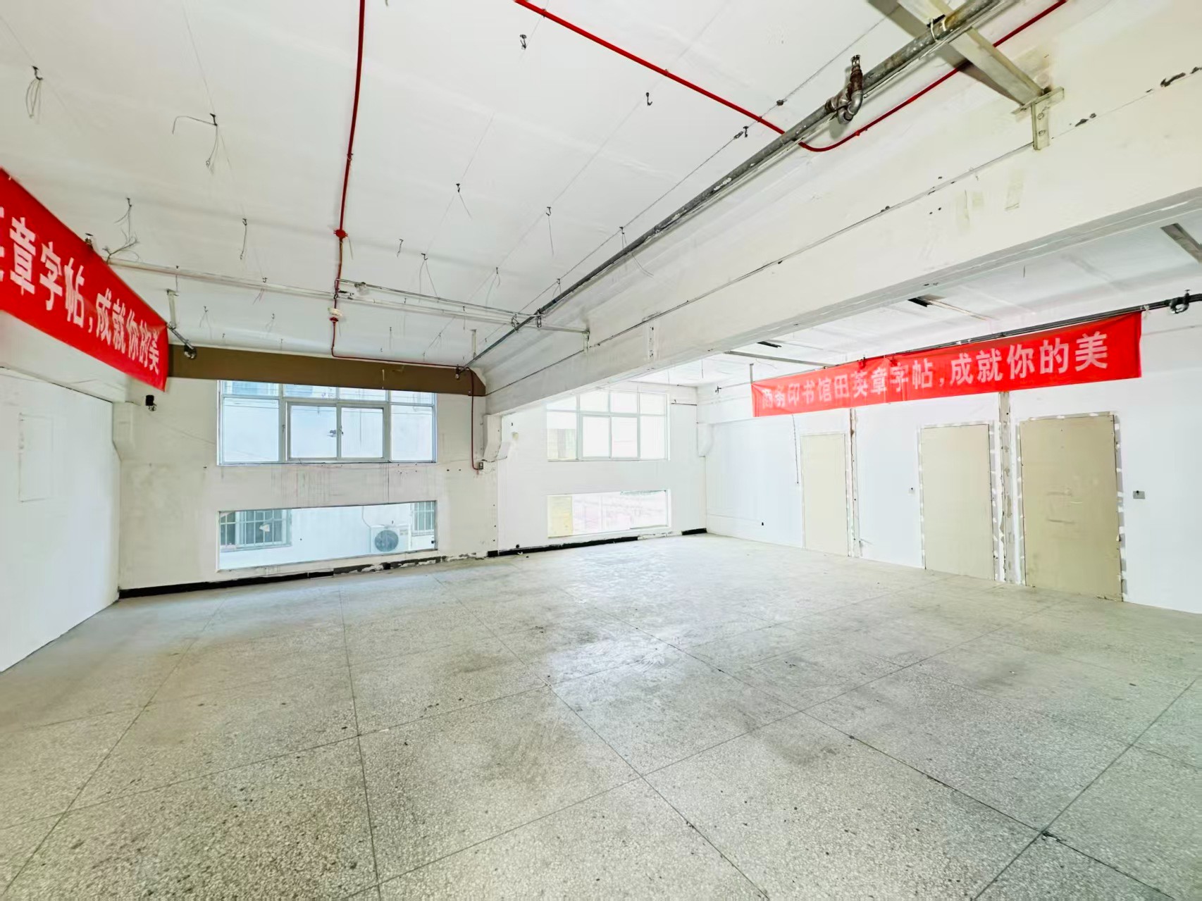 华美立家新丝路建材家居广场商铺重点吸引人工智能应用、数字经济、电商直播、智能制造服务、软件开发、科技创新企业及创业团队入驻
